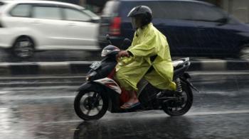 Ini Alasan Tidak Boleh Naik Motor Pakai Sandal
